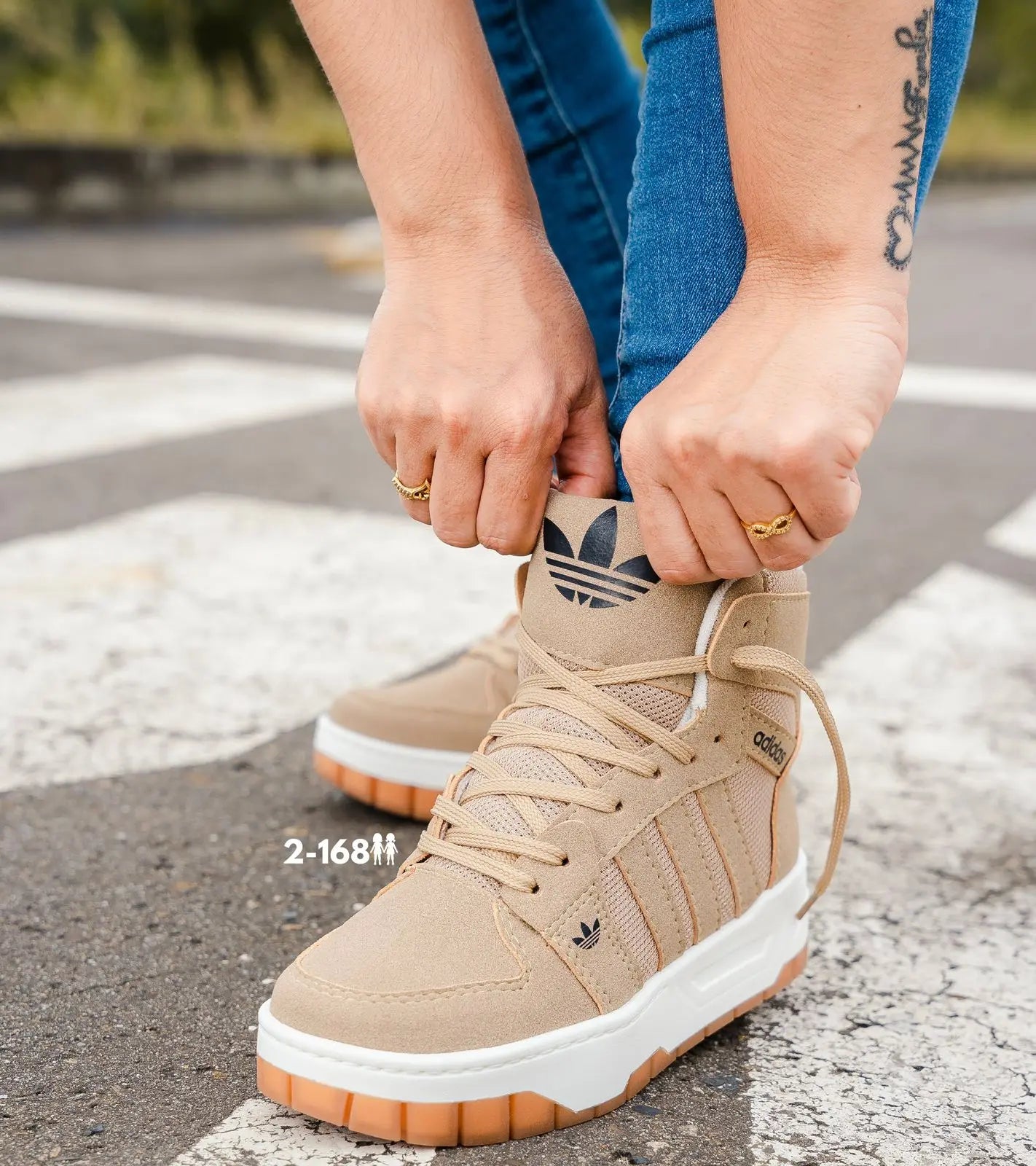 BOTA ADIDAS BEIGE