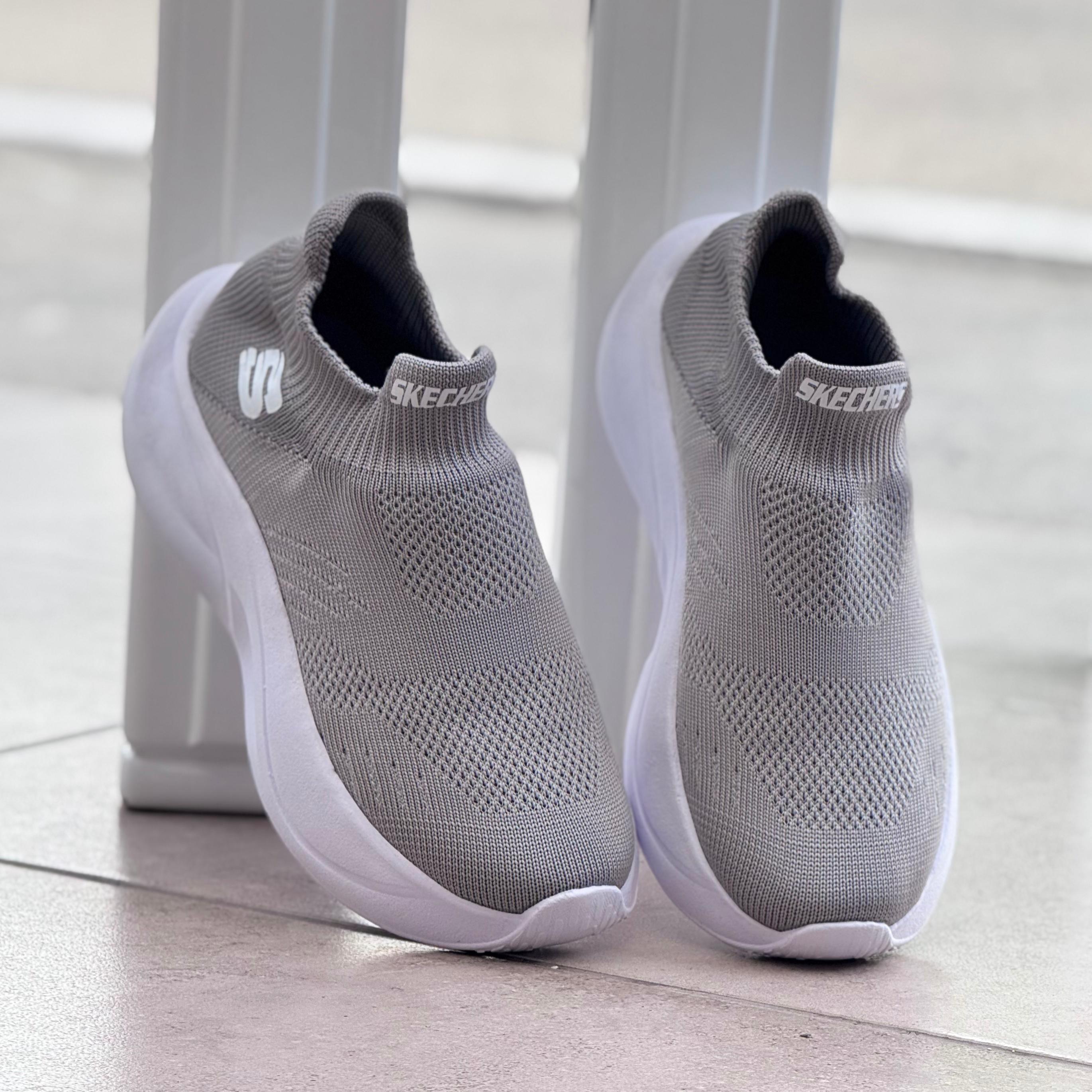 TENIS SKEACHERS DAMA Y CABALLERO GRIS