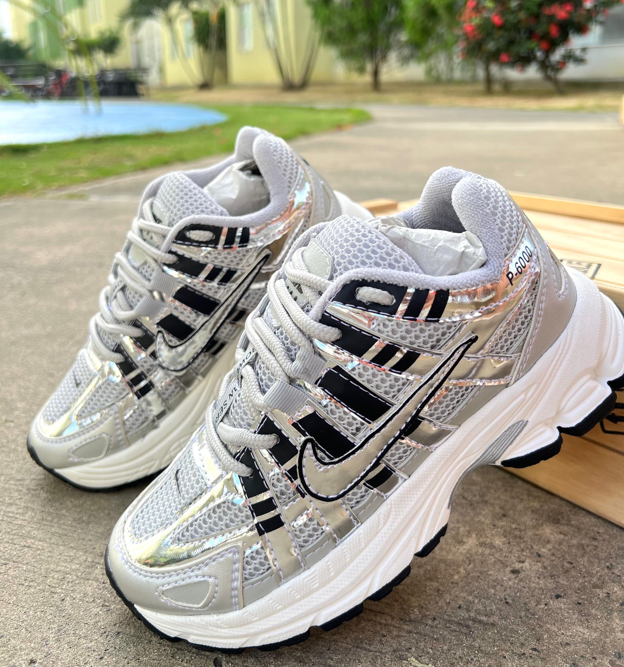 NIKE P600   PLATEADO