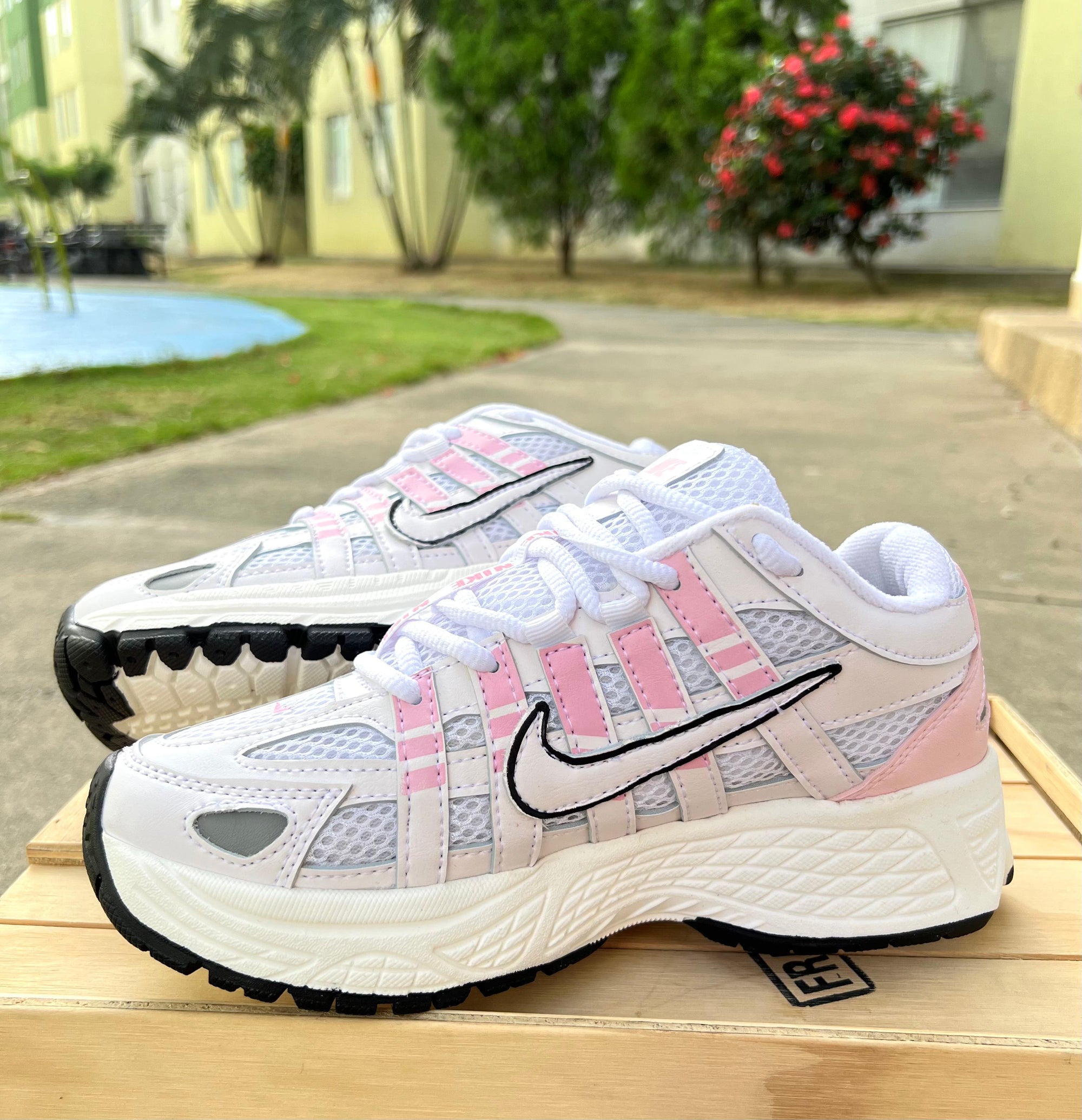 NIKE P600  ROSADO