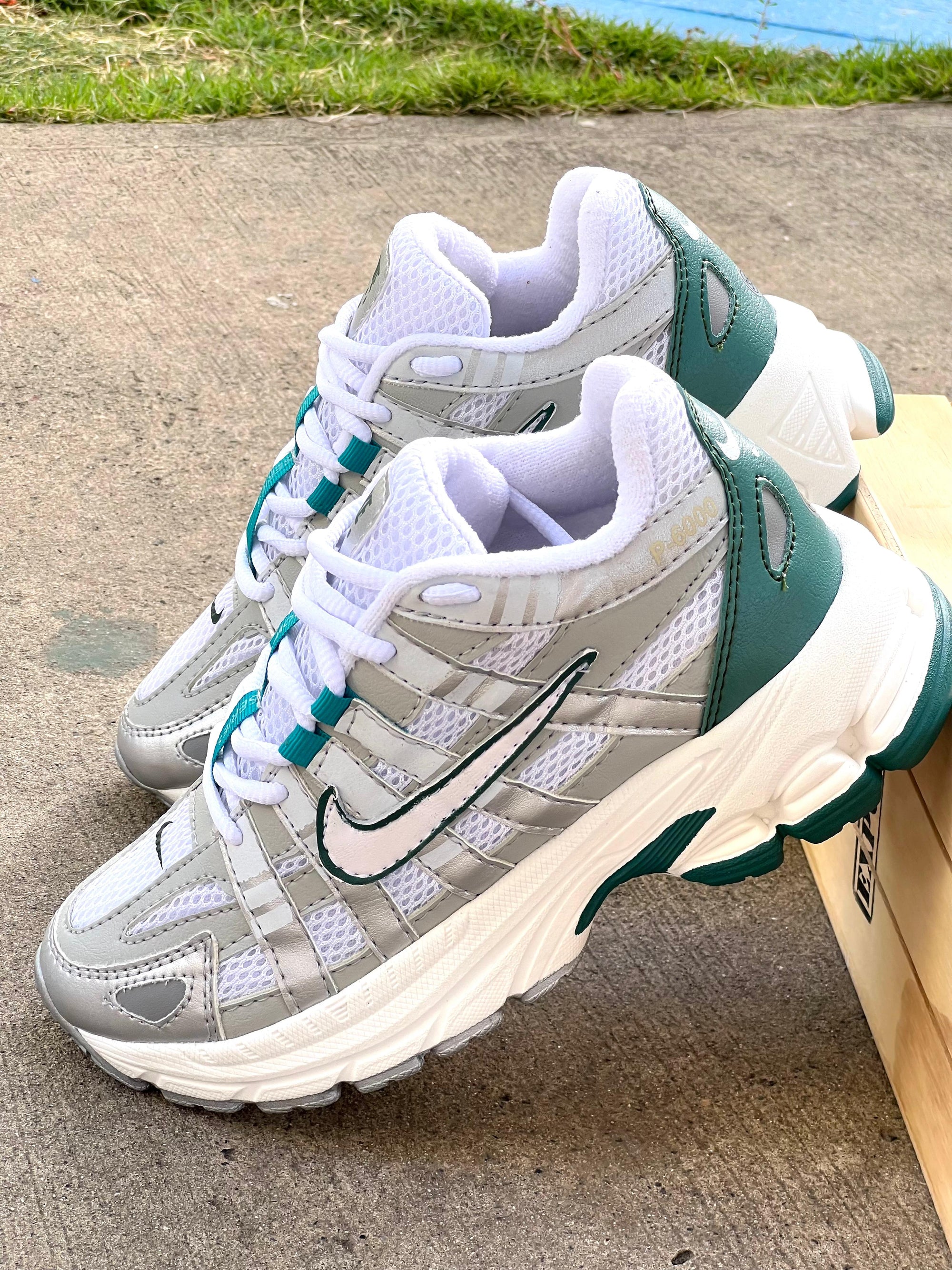 NIKE P600 GRIS X VERDE